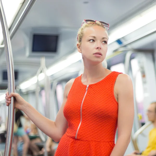 Senhora viajando de metro . — Fotografia de Stock
