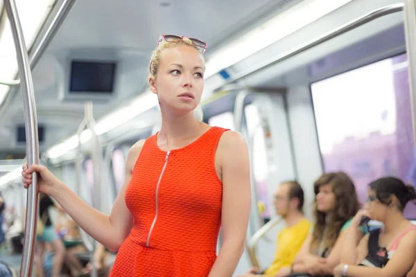 Bayan metroyla seyahat. — Stok fotoğraf