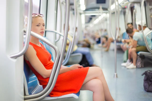 Κυρία που ταξιδεύουν με το μετρό. — Φωτογραφία Αρχείου