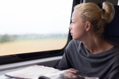 Bayan tren ile seyahat.