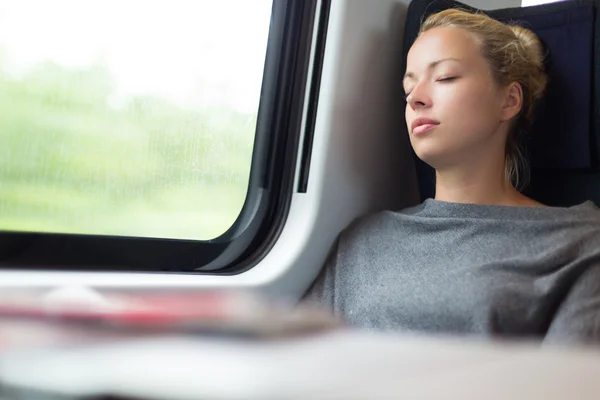 Frau schläft im Zug. — Stockfoto