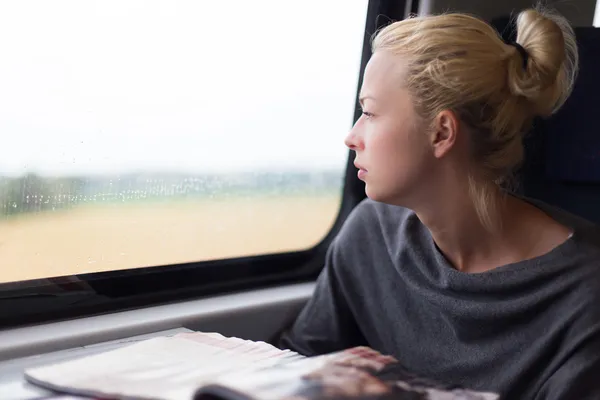 Lady traveling by train. — Stock Photo, Image