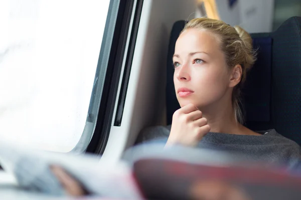 Frau mit dem Zug unterwegs. — Stockfoto