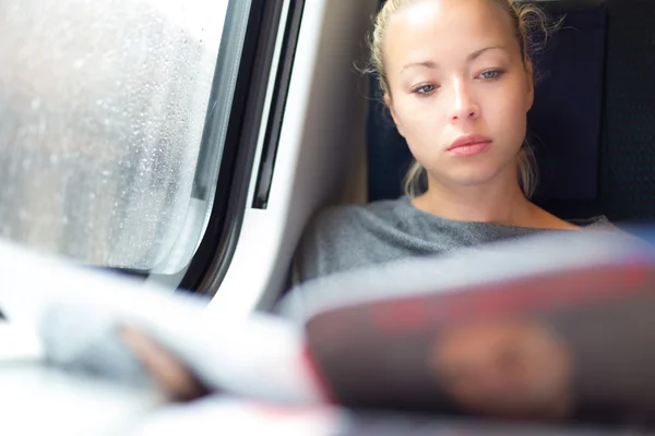 Señora viajando en tren . — Foto de Stock