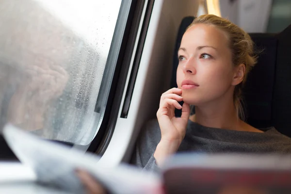 Frau mit dem Zug unterwegs. — Stockfoto