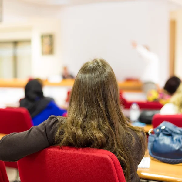 Eleverna lyssna på föreläsningen. — Stockfoto