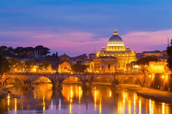 サンピエトロ大聖堂ローマ、イタリアで表示します。 — ストック写真