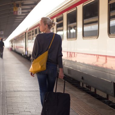 tren istasyonunda bekleyen kadın.