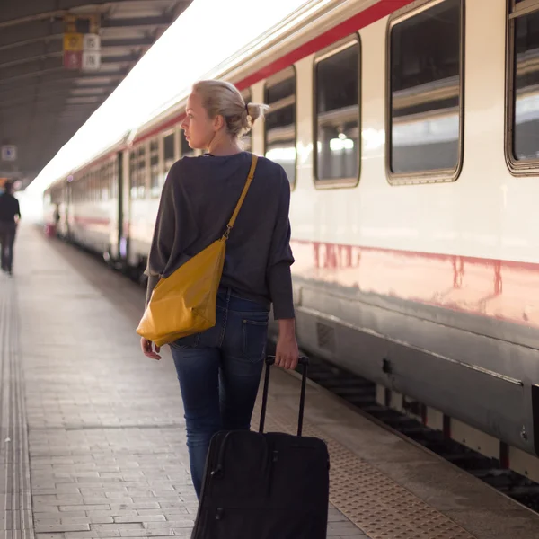 Senhora esperando na estação ferroviária . — Fotografia de Stock