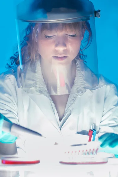 Trabalhando em laboratório com alto grau de proteção — Fotografia de Stock