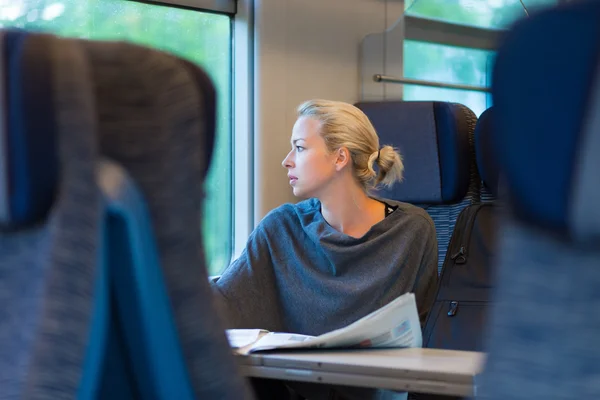 Frau mit dem Zug unterwegs. — Stockfoto