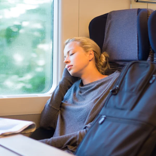 Wanita bepergian tidur siang di kereta . — Stok Foto