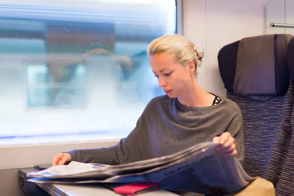 列車で旅行の女性. — ストック写真