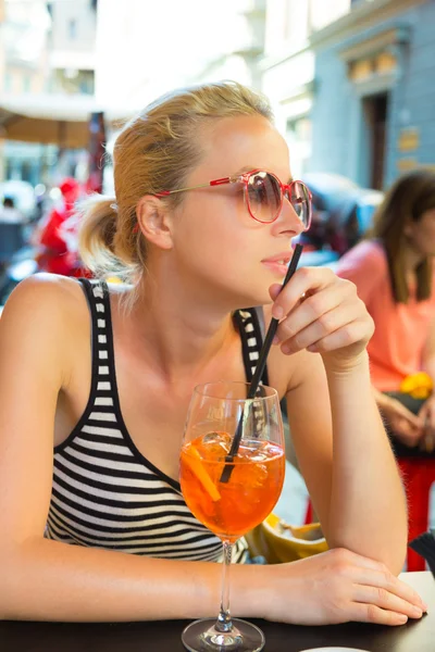 Женщина с коктейлем в уличном кафе . — стоковое фото