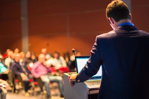 Conférencier à la conférence d'affaires et présentation. — Photo