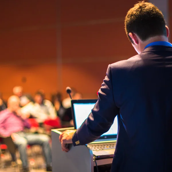 Conférencier à la conférence d'affaires et présentation. — Photo