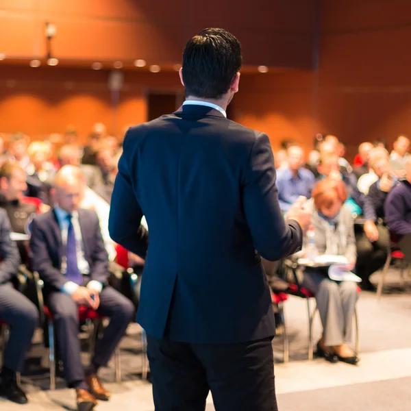 Előadó az üzleti konferencián és prezentáción. — Stock Fotó