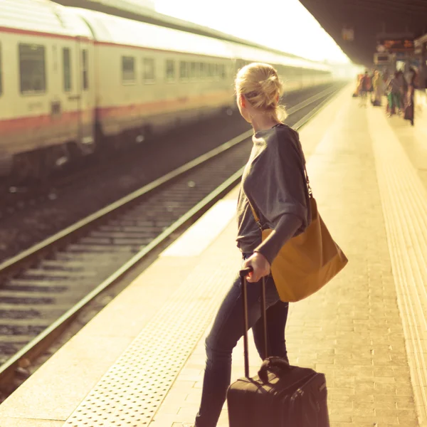 Senhora esperando na estação ferroviária . — Fotografia de Stock