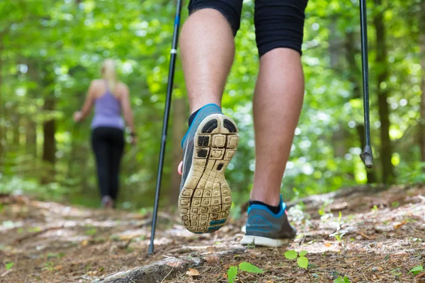 Jeune couple randonnée dans la nature. Sport et exercice . — Photo