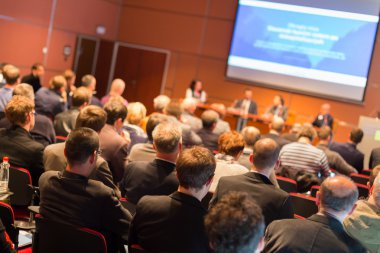 Konferans salonunda izleyiciler..