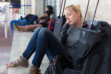 kalkış için bekleyen yorgun kadın traveler.
