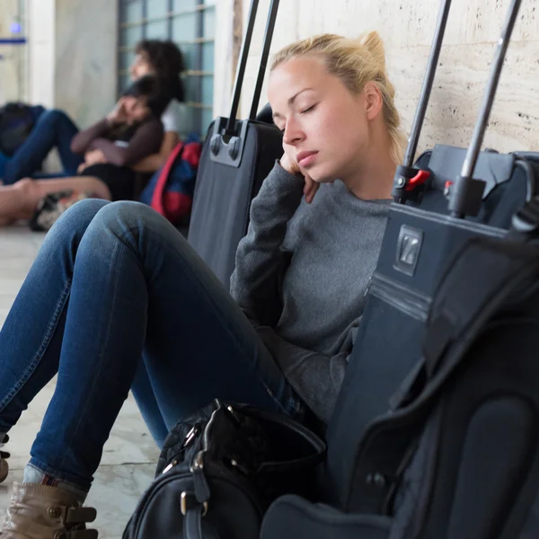 Trött kvinnliga resenär väntar på avgång. — Stockfoto