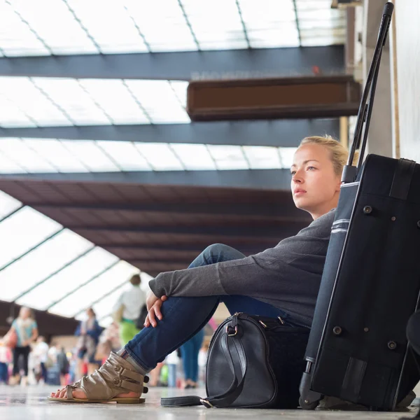 Kvinnliga resenär väntar på avgång. — Stockfoto