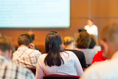 Konferans salonunda izleyiciler..