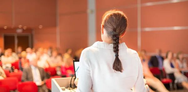 女教授讲课学院. — 图库照片