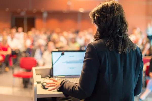 Femme d'affaires conférencière à la conférence. — Photo