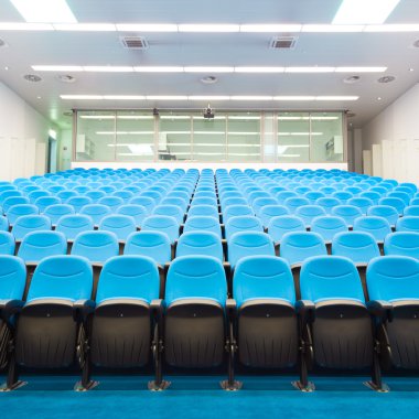 Boş konferans salonu.