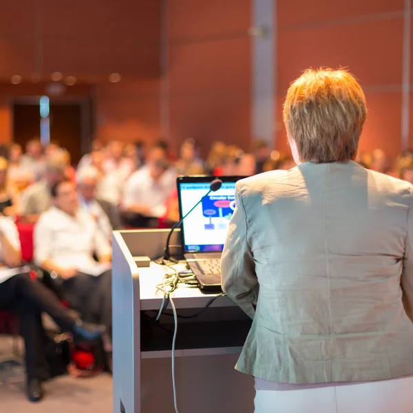 Donna d'affari che tiene conferenze alla conferenza. — Foto Stock