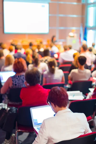 Publiczność w sali konferencyjnej. — Zdjęcie stockowe