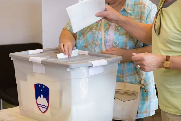 Votazione dei cittadini sulle elezioni democratiche . — Foto Stock