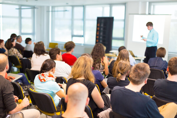 Докладчик на конференции и презентации
.