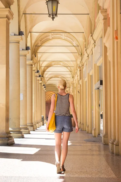 Dame zu Fuß durch die Straßen von Bologna, Italien — Stockfoto