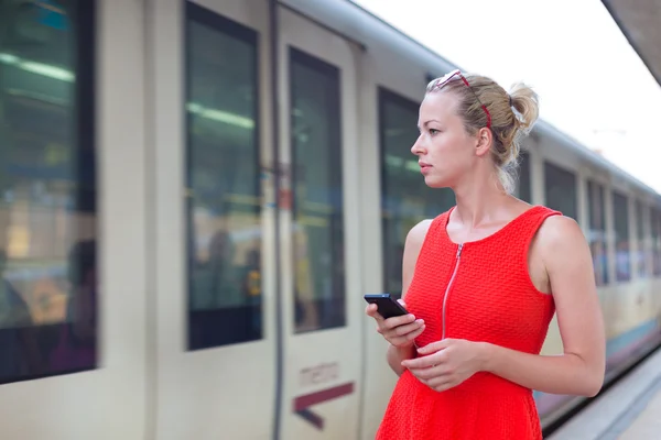 Genç kadın tren istasyonu platformu. — Stok fotoğraf