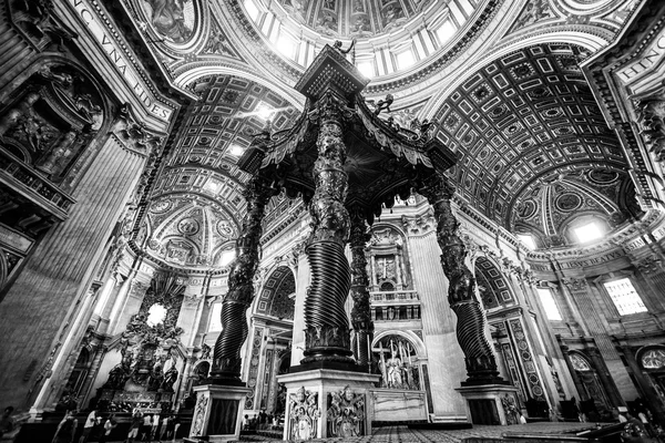 Interiér st. peters baziliky, Vatikán, Řím, Itálie. — Stock fotografie