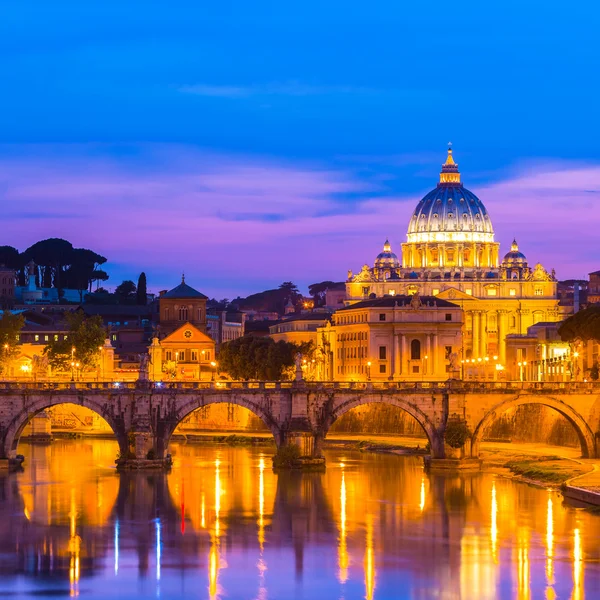 Vista para a catedral de St. Peters em Roma, Itália — Fotografia de Stock