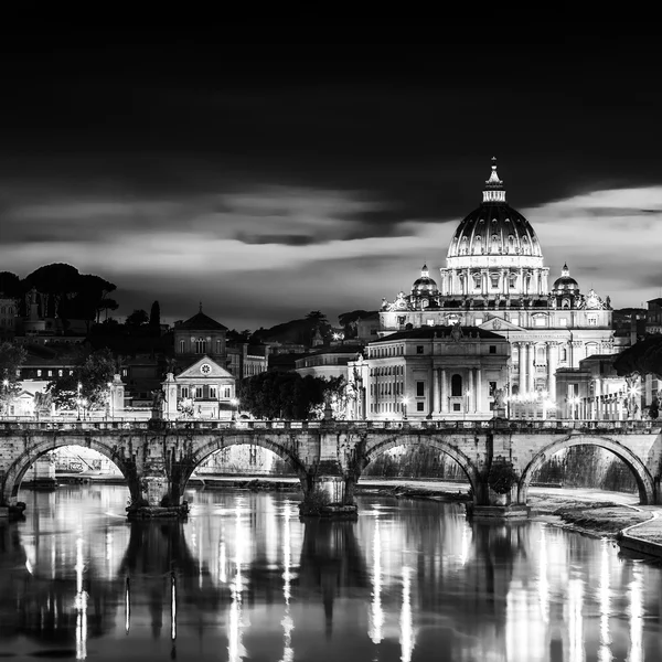 Vista para a catedral de St. Peters em Roma, Itália — Fotografia de Stock