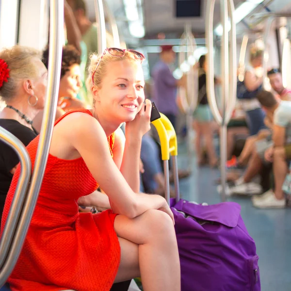 Lady resa med tunnelbana. — Stockfoto