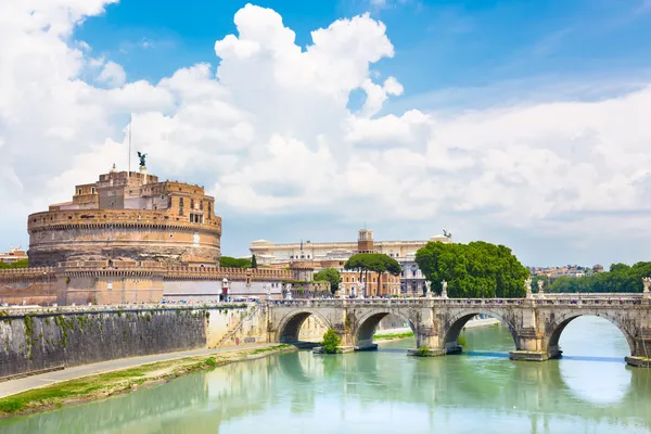 Château et Pont Sant Angelo à Rome, Italie . — Photo