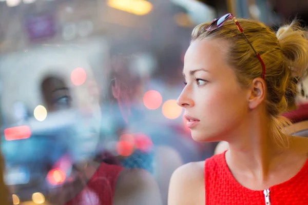 Donna che guarda fuori dalla finestra tram . — Foto Stock