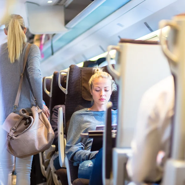 Signora che viaggia in treno . — Foto Stock