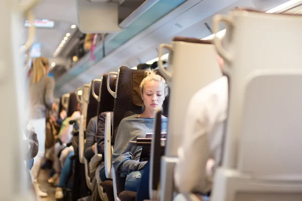 Frau mit dem Zug unterwegs. — Stockfoto