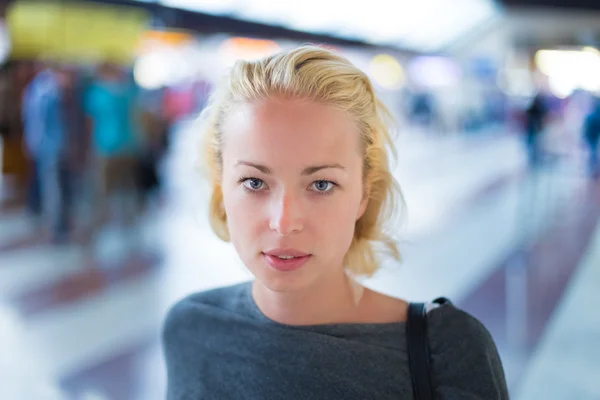 Junge Frau auf Bahnsteig des Bahnhofs. — Stockfoto