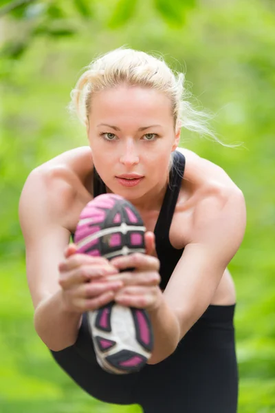 Dame praktiziert Yoga in der Natur. — Stockfoto