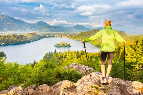 Bijhouden van ronde bled lake in Julische Alpen, Slovenië. — Stockfoto