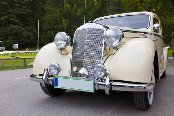 Viejo coche vintage . — Foto de Stock