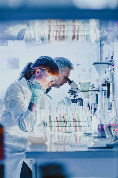 Tudományos laboratóriumban dolgozó egészségügyi kutatók. — Stock Fotó